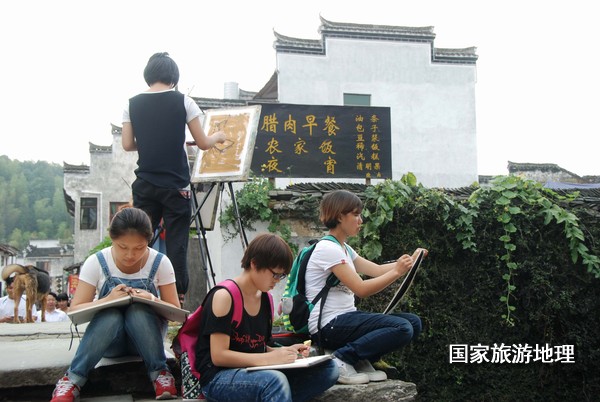 　　9月13日，座落在婺源縣秋口鎮(zhèn)李坑村“小橋、流水、人家”創(chuàng)作寫生基地的李坑章文灑店農(nóng)家樂。
