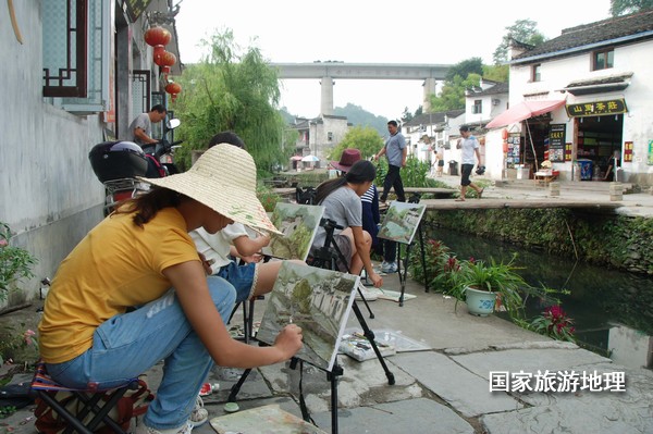　　9月13日，座落在婺源縣秋口鎮(zhèn)李坑村“小橋、流水、人家”創(chuàng)作寫生基地的李坑章文灑店農(nóng)家樂。