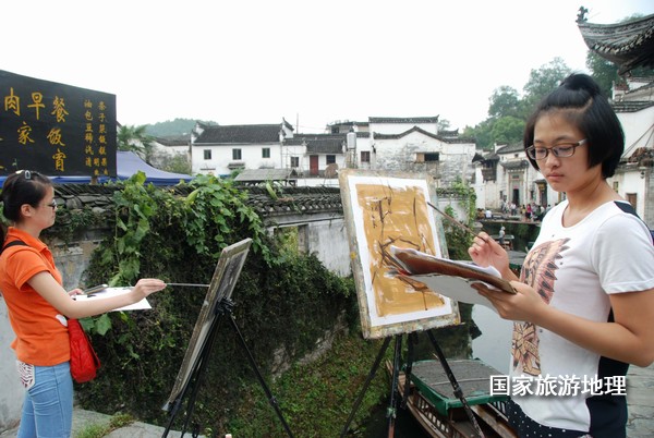 　　9月13日，座落在婺源縣秋口鎮(zhèn)李坑村“小橋、流水、人家”創(chuàng)作寫生基地的李坑章文灑店農(nóng)家樂。