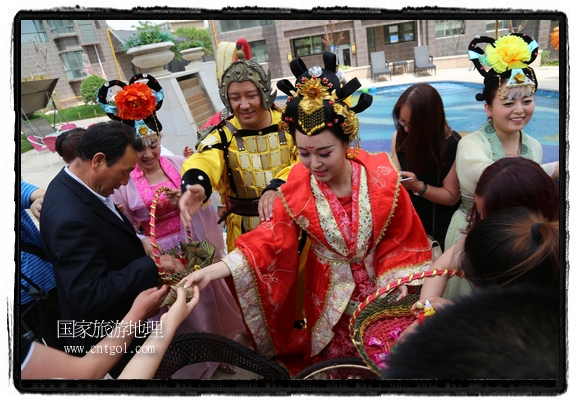6月19日，端午節(jié)的前一天，甘肅平?jīng)鍪嗅轻紖^(qū)南山公園澳廈麗灣小區(qū)“邀請(qǐng)”唐朝被譽(yù)為四大美女之一的“楊貴妃”前來與市民見面，共度“端午佳節(jié)”。期間，“貴妃娘娘”由一名解說人員做向?qū)Вc小區(qū)居民一同游玩、賞景、互敬酒水、合影留念，并現(xiàn)場(chǎng)贈(zèng)送大人小孩粽子、香包和糖果。