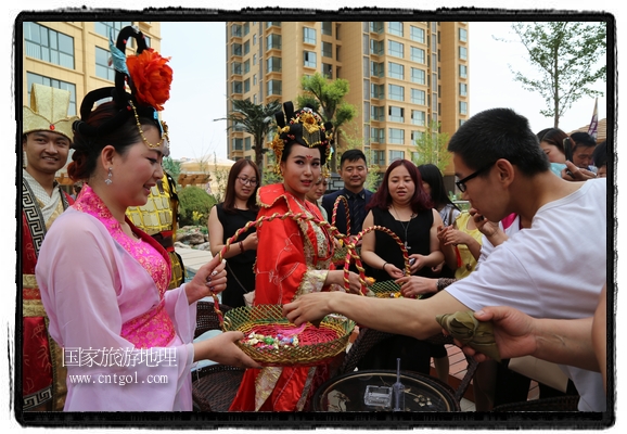 6月19日，端午節(jié)的前一天，甘肅平?jīng)鍪嗅轻紖^(qū)南山公園澳廈麗灣小區(qū)“邀請(qǐng)”唐朝被譽(yù)為四大美女之一的“楊貴妃”前來與市民見面，共度“端午佳節(jié)”。期間，“貴妃娘娘”由一名解說人員做向?qū)?，與小區(qū)居民一同游玩、賞景、互敬酒水、合影留念，并現(xiàn)場(chǎng)贈(zèng)送大人小孩粽子、香包和糖果。