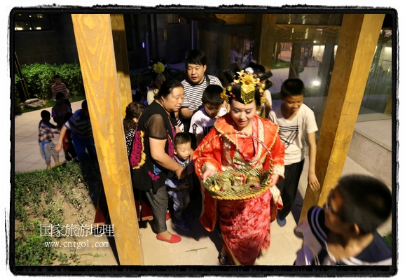 6月19日，端午節(jié)的前一天，甘肅平?jīng)鍪嗅轻紖^(qū)南山公園澳廈麗灣小區(qū)“邀請(qǐng)”唐朝被譽(yù)為四大美女之一的“楊貴妃”前來與市民見面，共度“端午佳節(jié)”。期間，“貴妃娘娘”由一名解說人員做向?qū)Вc小區(qū)居民一同游玩、賞景、互敬酒水、合影留念，并現(xiàn)場(chǎng)贈(zèng)送大人小孩粽子、香包和糖果。