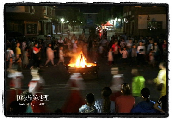 甘肅平?jīng)鍪嗅轻脊沛?zhèn)舉辦了篝火晚會(huì)，1000余名市民參與其中，大家載歌載舞，在歡快熱鬧的氣氛中為每一位父親送祝福。父親節(jié)（Father's Day），顧名思義是感恩父親的節(jié)日。約始于二十世紀(jì)初，起源于美國，現(xiàn)已廣泛流傳于世界各地，節(jié)日日期因地域而存在差異。