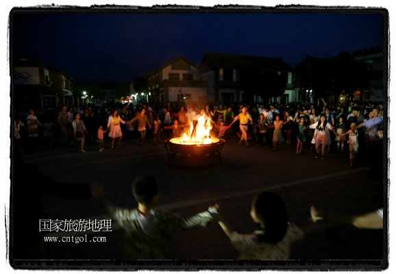 甘肅平?jīng)鍪嗅轻脊沛?zhèn)舉辦了篝火晚會(huì)，1000余名市民參與其中，大家載歌載舞，在歡快熱鬧的氣氛中為每一位父親送祝福。父親節(jié)（Father's Day），顧名思義是感恩父親的節(jié)日。約始于二十世紀(jì)初，起源于美國，現(xiàn)已廣泛流傳于世界各地，節(jié)日日期因地域而存在差異。