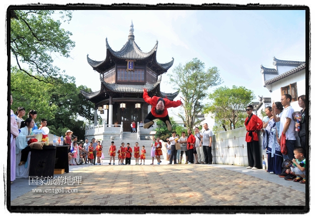 6月20日，小朋友們和中國武術(shù)愛好者們在江西省婺源縣熹園景區(qū)表演中國傳統(tǒng)的中國武術(shù)功夫，吸引許多游人前來駐足觀看。當日是中國傳統(tǒng)的端午節(jié)，江西省婺源縣的中國武術(shù)愛好者們通過表演中國武術(shù)功夫，打太極，表演了少林棍、硬氣功、自選拳等少林寺功夫，讓孩子們從小學(xué)習(xí)中國武術(shù)，傳承中國武德，感受先人過端午的氛圍。