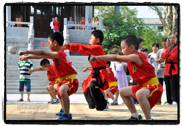 6月20日，小朋友們和中國武術(shù)愛好者們在江西省婺源縣熹園景區(qū)表演中國傳統(tǒng)的中國武術(shù)功夫，吸引許多游人前來駐足觀看。當日是中國傳統(tǒng)的端午節(jié)，江西省婺源縣的中國武術(shù)愛好者們通過表演中國武術(shù)功夫，打太極，表演了少林棍、硬氣功、自選拳等少林寺功夫，讓孩子們從小學(xué)習(xí)中國武術(shù)，傳承中國武德，感受先人過端午的氛圍。