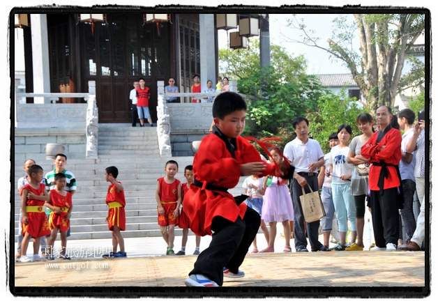 6月20日，小朋友們和中國武術(shù)愛好者們在江西省婺源縣熹園景區(qū)表演中國傳統(tǒng)的中國武術(shù)功夫，吸引許多游人前來駐足觀看。當日是中國傳統(tǒng)的端午節(jié)，江西省婺源縣的中國武術(shù)愛好者們通過表演中國武術(shù)功夫，打太極，表演了少林棍、硬氣功、自選拳等少林寺功夫，讓孩子們從小學(xué)習(xí)中國武術(shù)，傳承中國武德，感受先人過端午的氛圍。