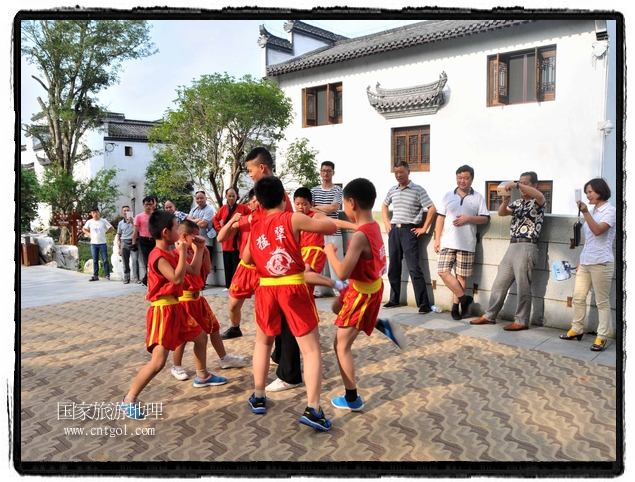 6月20日，小朋友們和中國武術(shù)愛好者們在江西省婺源縣熹園景區(qū)表演中國傳統(tǒng)的中國武術(shù)功夫，吸引許多游人前來駐足觀看。當日是中國傳統(tǒng)的端午節(jié)，江西省婺源縣的中國武術(shù)愛好者們通過表演中國武術(shù)功夫，打太極，表演了少林棍、硬氣功、自選拳等少林寺功夫，讓孩子們從小學(xué)習(xí)中國武術(shù)，傳承中國武德，感受先人過端午的氛圍。