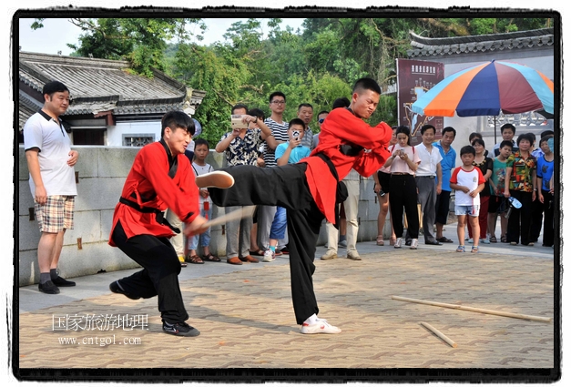6月20日，小朋友們和中國武術(shù)愛好者們在江西省婺源縣熹園景區(qū)表演中國傳統(tǒng)的中國武術(shù)功夫，吸引許多游人前來駐足觀看。當日是中國傳統(tǒng)的端午節(jié)，江西省婺源縣的中國武術(shù)愛好者們通過表演中國武術(shù)功夫，打太極，表演了少林棍、硬氣功、自選拳等少林寺功夫，讓孩子們從小學(xué)習(xí)中國武術(shù)，傳承中國武德，感受先人過端午的氛圍。