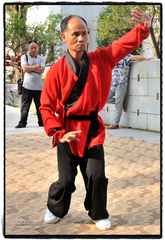 6月20日，小朋友們和中國武術(shù)愛好者們在江西省婺源縣熹園景區(qū)表演中國傳統(tǒng)的中國武術(shù)功夫，吸引許多游人前來駐足觀看。當日是中國傳統(tǒng)的端午節(jié)，江西省婺源縣的中國武術(shù)愛好者們通過表演中國武術(shù)功夫，打太極，表演了少林棍、硬氣功、自選拳等少林寺功夫，讓孩子們從小學(xué)習(xí)中國武術(shù)，傳承中國武德，感受先人過端午的氛圍。