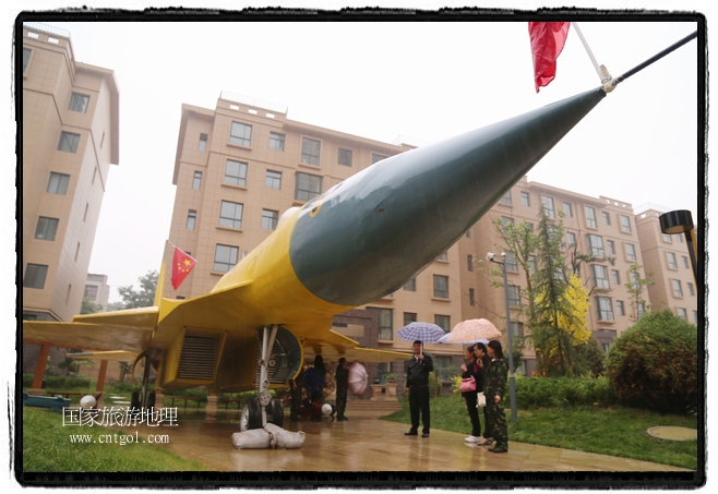 小區(qū)突然出現(xiàn)“飛機(jī)坦克”，其中殲15艦載戰(zhàn)斗機(jī)一架、99式主戰(zhàn)坦克一輛、武直-10武裝直升機(jī)一架，吸引了眾多市民雨中圍觀、合影。