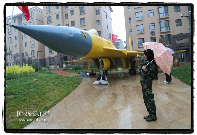 小區(qū)突然出現(xiàn)“飛機(jī)坦克”，其中殲15艦載戰(zhàn)斗機(jī)一架、99式主戰(zhàn)坦克一輛、武直-10武裝直升機(jī)一架，吸引了眾多市民雨中圍觀、合影。