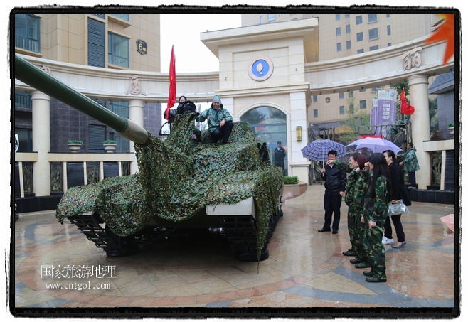 小區(qū)突然出現(xiàn)“飛機(jī)坦克”，其中殲15艦載戰(zhàn)斗機(jī)一架、99式主戰(zhàn)坦克一輛、武直-10武裝直升機(jī)一架，吸引了眾多市民雨中圍觀、合影。