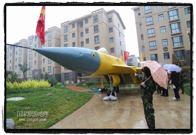 小區(qū)突然出現(xiàn)“飛機(jī)坦克”，其中殲15艦載戰(zhàn)斗機(jī)一架、99式主戰(zhàn)坦克一輛、武直-10武裝直升機(jī)一架，吸引了眾多市民雨中圍觀、合影。