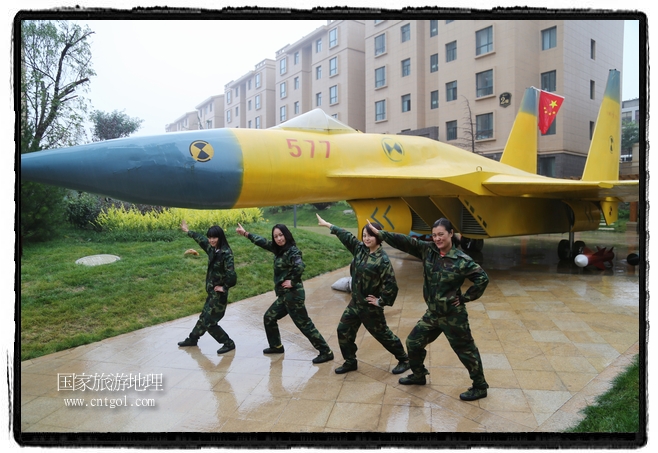 小區(qū)突然出現(xiàn)“飛機(jī)坦克”，其中殲15艦載戰(zhàn)斗機(jī)一架、99式主戰(zhàn)坦克一輛、武直-10武裝直升機(jī)一架，吸引了眾多市民雨中圍觀、合影。