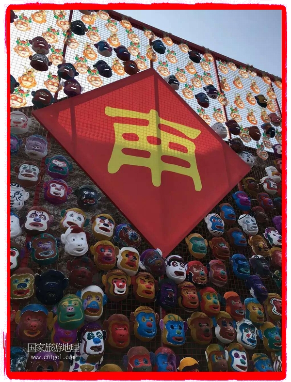 中國(guó)規(guī)模最大的猴面具彩繪在南潯古鎮(zhèn)展示。猴子真是今年最紅的動(dòng)物。 