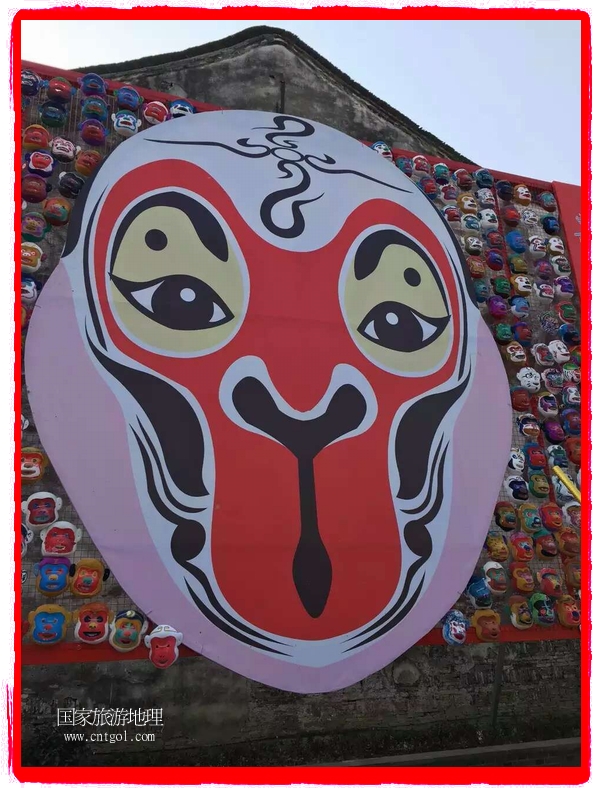 中國(guó)規(guī)模最大的猴面具彩繪在南潯古鎮(zhèn)展示。猴子真是今年最紅的動(dòng)物。 