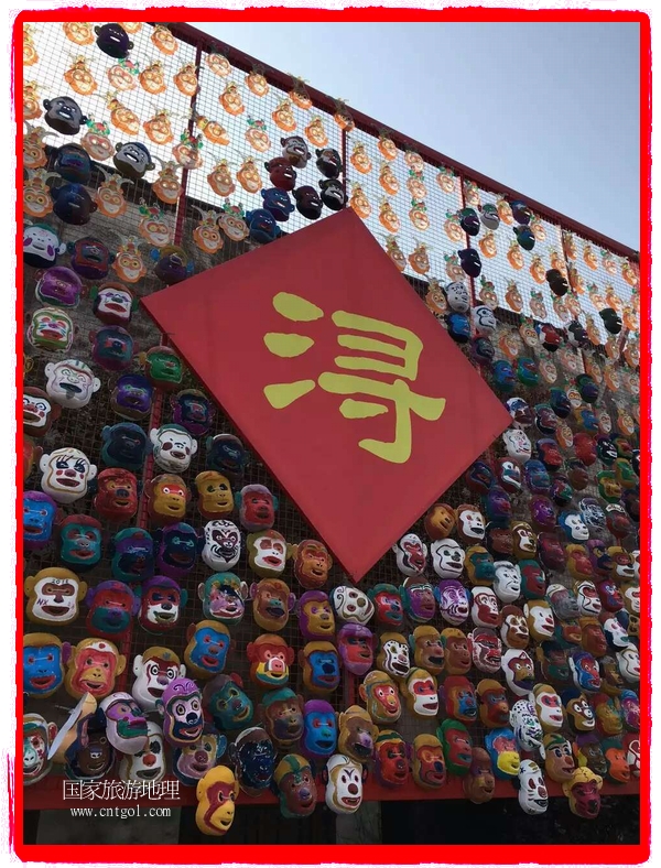 中國(guó)規(guī)模最大的猴面具彩繪在南潯古鎮(zhèn)展示。猴子真是今年最紅的動(dòng)物。 