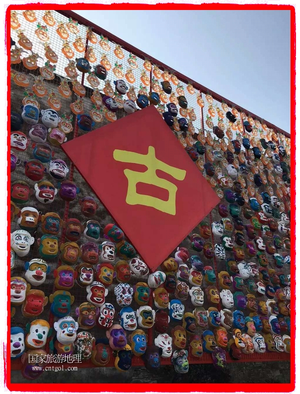 中國(guó)規(guī)模最大的猴面具彩繪在南潯古鎮(zhèn)展示。猴子真是今年最紅的動(dòng)物。 