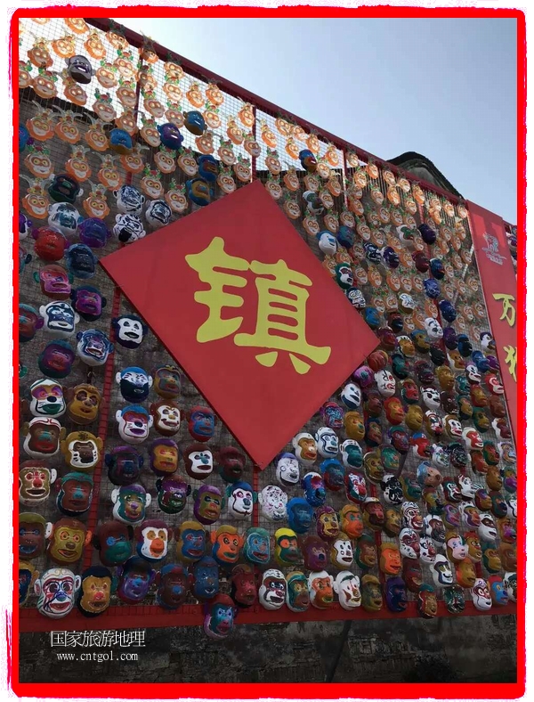 中國(guó)規(guī)模最大的猴面具彩繪在南潯古鎮(zhèn)展示。猴子真是今年最紅的動(dòng)物。 
