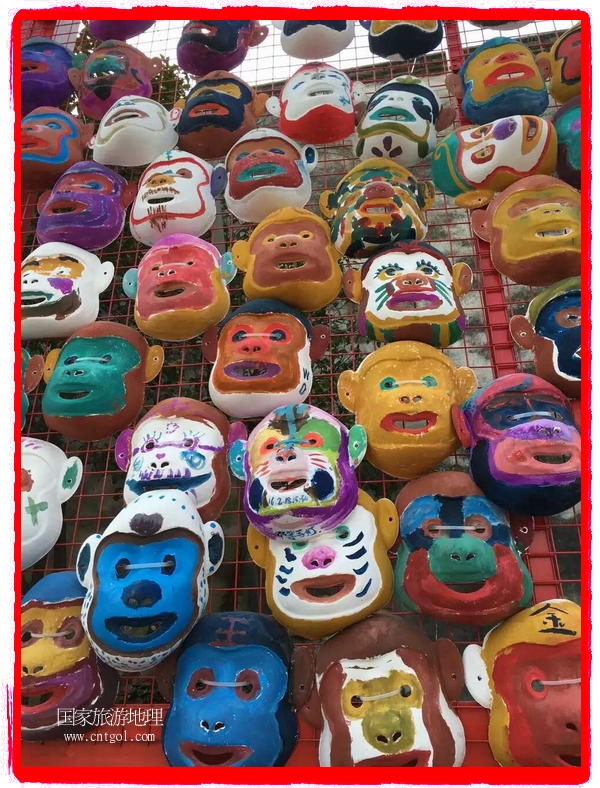 中國(guó)規(guī)模最大的猴面具彩繪在南潯古鎮(zhèn)展示。猴子真是今年最紅的動(dòng)物。 
