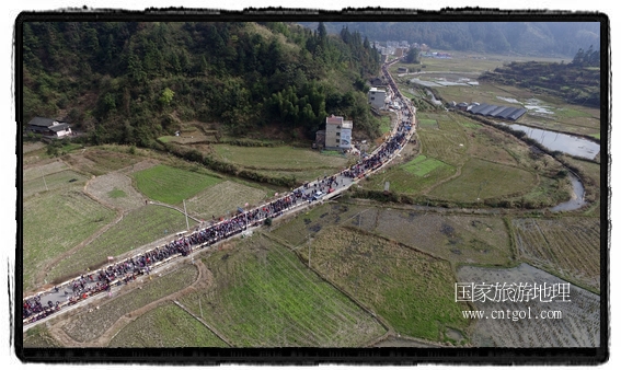 1700桌合攏宴，總長3.7公里，10380人同桌就餐，創(chuàng)歷史之最