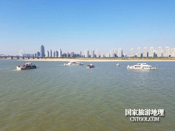 江西開(kāi)展呵護(hù)一湖清水，嚴(yán)厲打擊非法采砂行動(dòng)（圖）